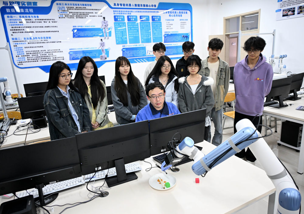 2026年3月26日,青岛职业技术学院学生在上具身智能数据工程课。今年以来,青岛职业技术学院依托其具身智能机器人实训基地,将越来越多的机器人应用场景搬进课堂,推动人工智能与基础教学深度融合,逐步建设起集具身智能、机器人硬件、智能控制于一体的教学研体系。