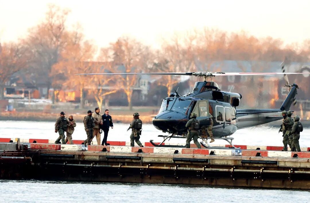 2026年1月5日，在美国纽约，委内瑞拉总统马杜罗在执法人员陪同下前往联邦法院。图/视觉中国