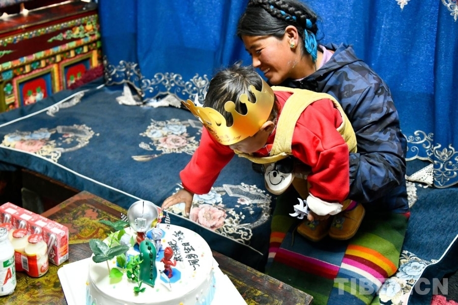 图为“地震宝宝”次仁拉巴提前庆祝自己一周岁生日 摄影：赵振宇