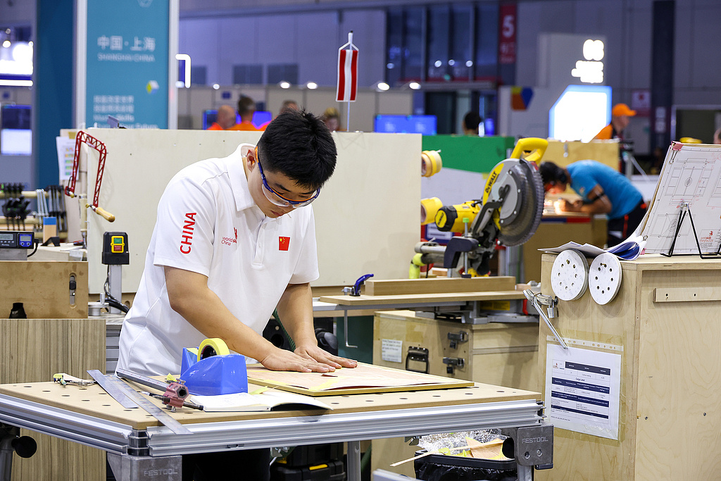 9月23日,上海,第48届世界技能大赛在国家会展中心正式开赛。图为中国选手参加“木工”项目比赛。(视觉中国)