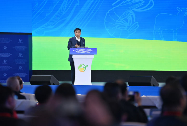 中国工程院院士万建民在2023年中国天津种业振兴大会开幕式上作《国内外种业现状与发展趋势》的报告(2023年3月18日摄)。新华社记者 李然 摄