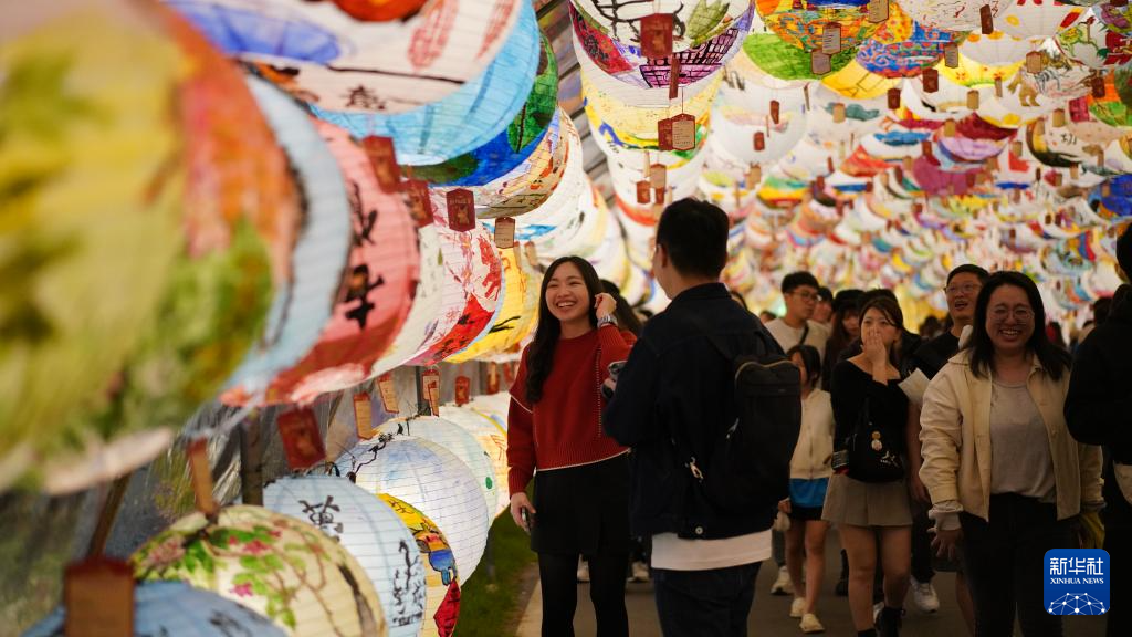 2月24日，台湾民众游览新北灯会。新华社记者 黄扬 摄