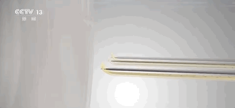 脑机接口植入手术示意图 / 图源:央视新闻