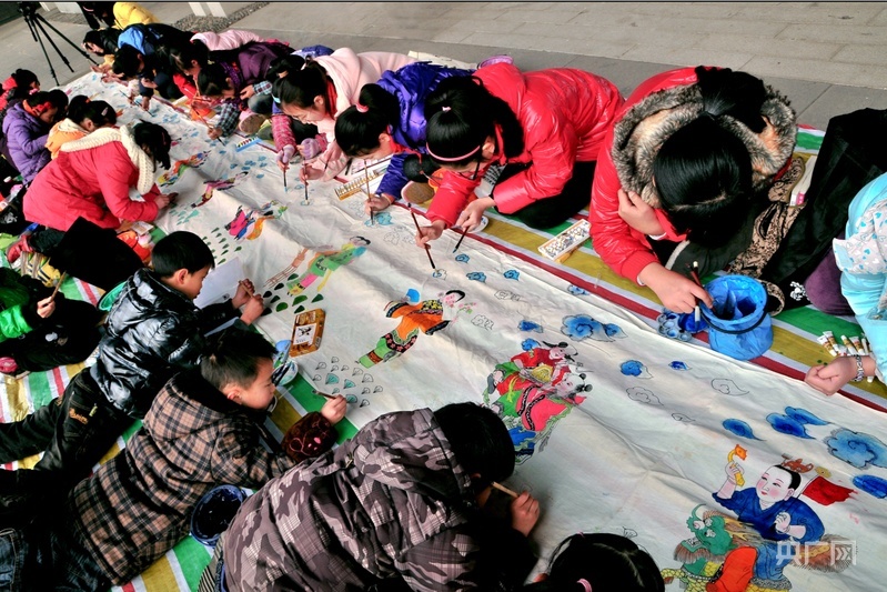 小朋友们在学习绵竹年画制作（央广网发 绵竹市委宣传部供图）