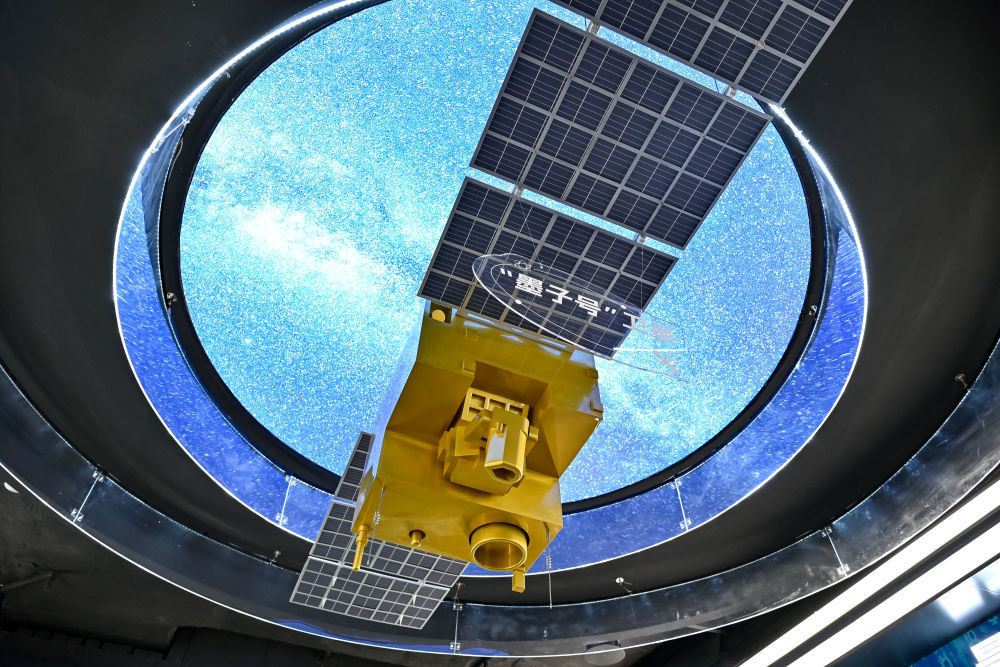 在位于安徽省合肥市的中电信量子信息科技集团有限公司科技体验馆内拍摄的“墨子号”量子卫星模型（2025年7月1日摄）。新华社记者 张铖 摄