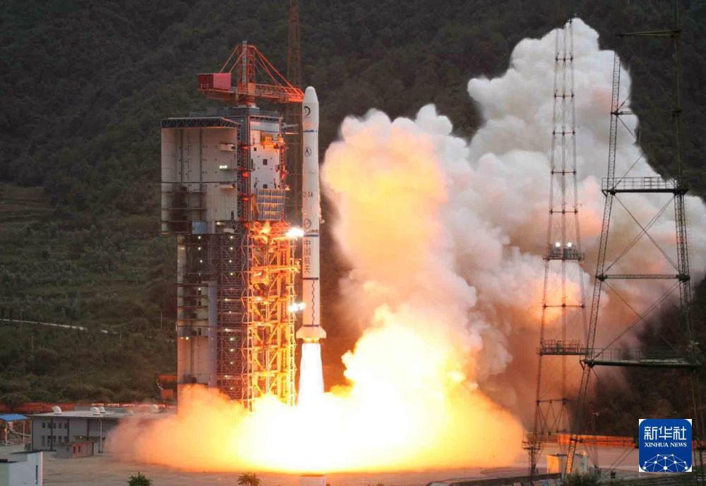 2007年10月24日，搭载着我国首颗探月卫星嫦娥一号的长征三号甲运载火箭在西昌卫星发射中心三号塔架点火发射。新华社记者 李刚 摄