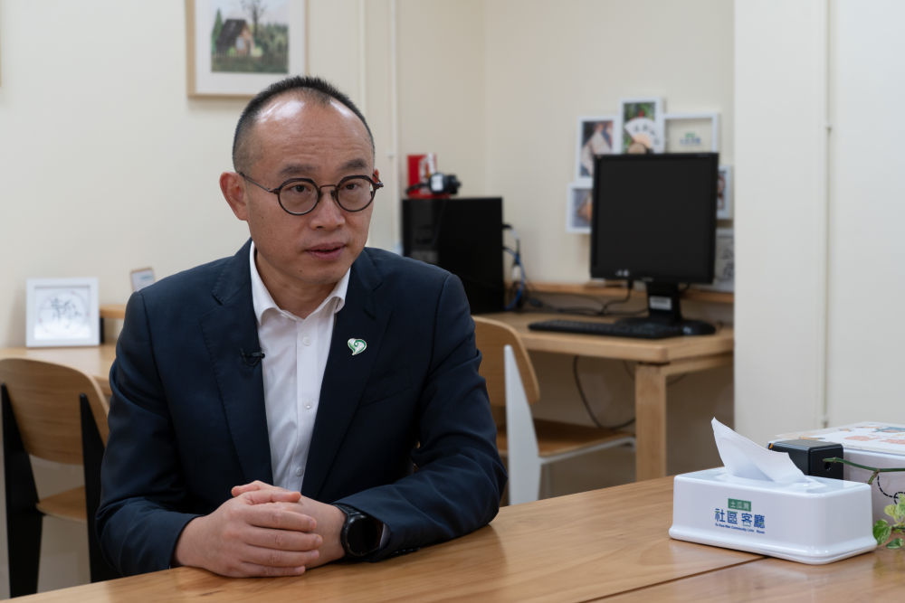 2025年11月26日,土瓜湾“社区客厅”运营机构之一、“润爱同行”主席周明接受记者采访。新华社发(谭佳铭 摄)