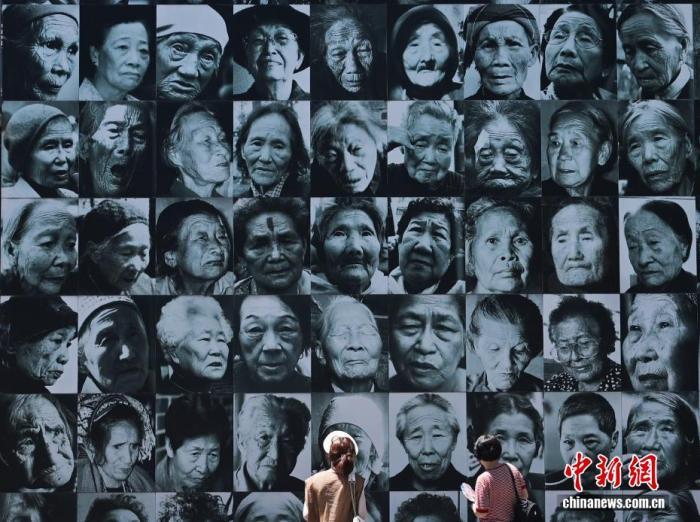 资料图：2025年8月14日，民众走进南京利济巷慰安所旧址陈列馆参观。中新社记者 泱波 摄
