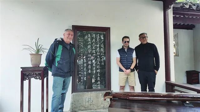 大卫·达(左一)和他的儿子(右二)