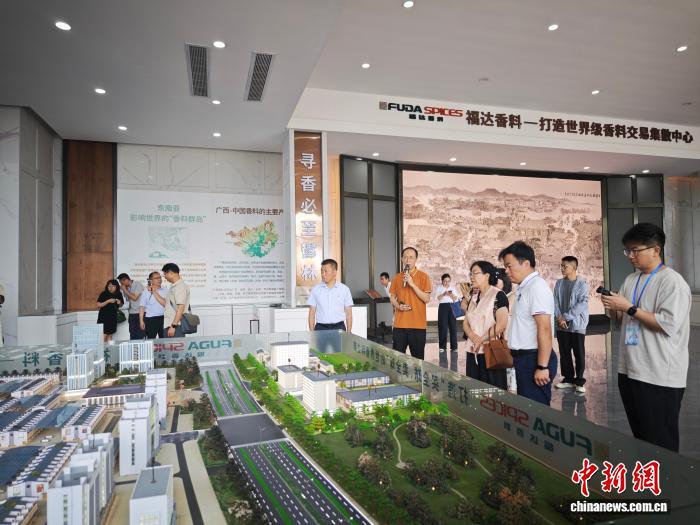 广西玉林福达国际香料物流港,工作人员为媒体采访团介绍数智化布局工作。中新网记者 刘越 摄