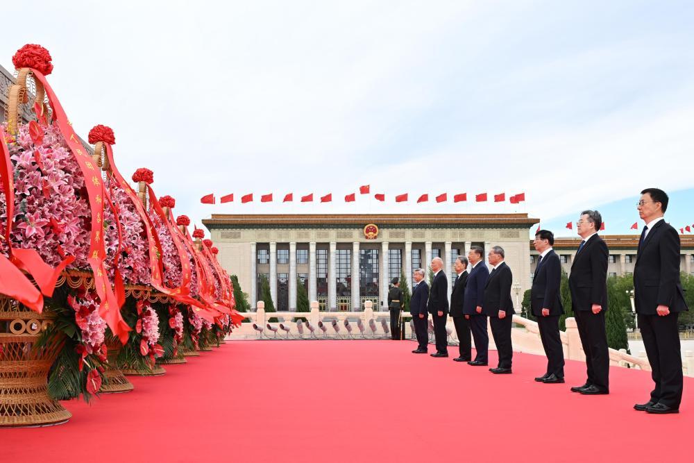 9月30日上午,党和国家领导人习近平、李强、赵乐际、王沪宁、蔡奇、丁薛祥、李希、韩正等来到北京天安门广场,出席烈士纪念日向人民英雄敬献花篮仪式。