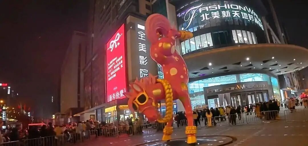 商场门口的倒立骏马雕塑。视频截图