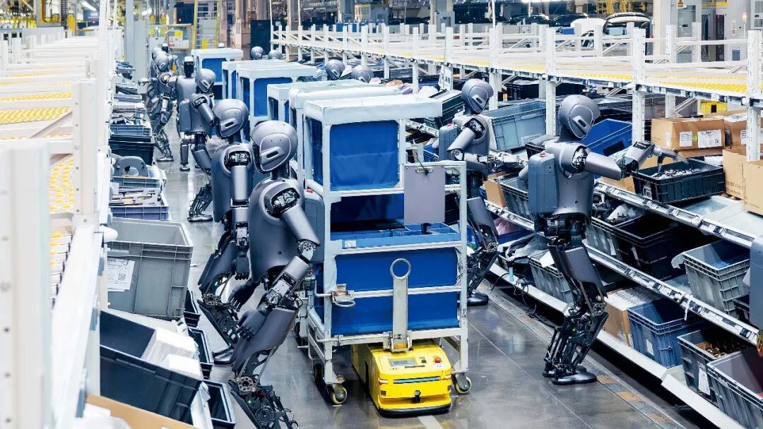 2025年3月,浙江宁波,数十台优必选工业人形机器人在极氪5G智慧工厂开展多台多场景多任务协同实训。图/视觉中国