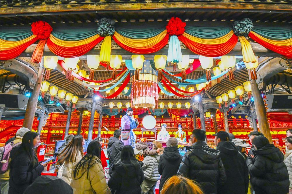 ⬆️1月24日,游客在河北省唐山市丰南区河头老街景区观看演出。新华社发(刘满仓摄)