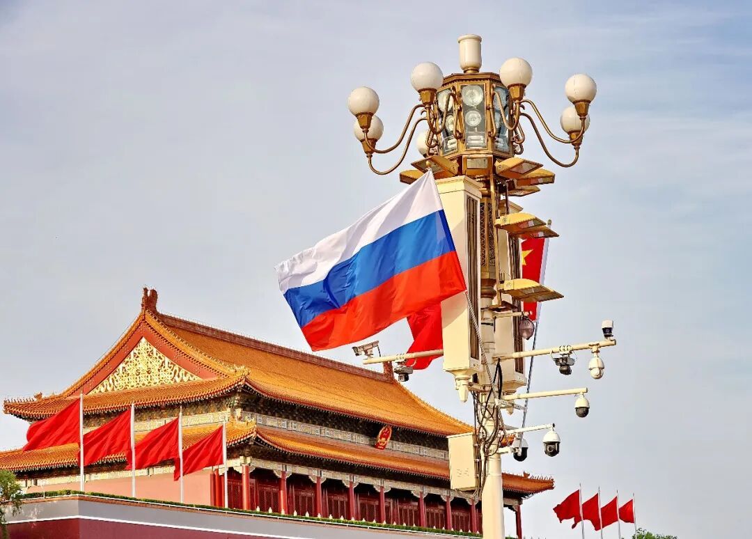 5月19日，北京天安门广场悬挂中国和俄罗斯两国国旗，欢迎俄罗斯总统普京访华。图/视觉中国