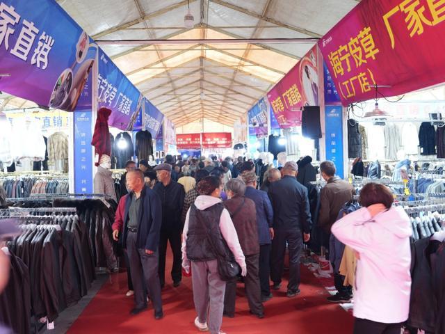 万象明珠展会现场人头攒动。