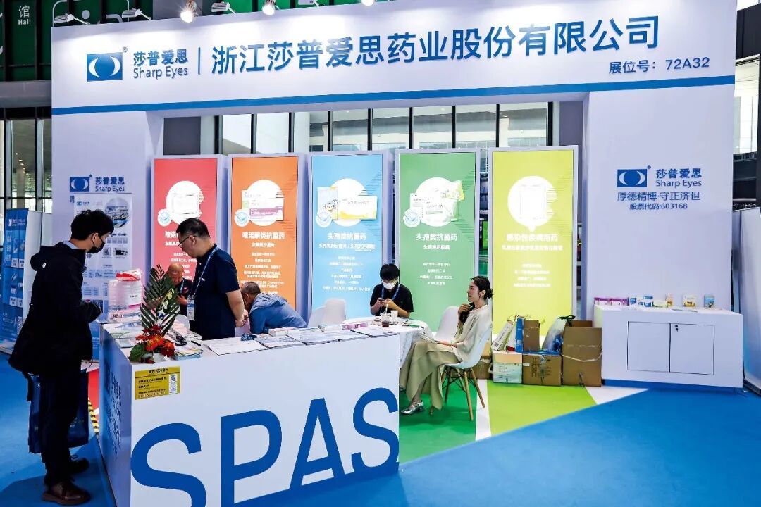 2024年5月16日,第88届全国药品交易会上的“莎普爱思”展台。图/视觉中国