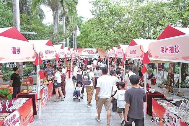 市民游客逛非遗集市。