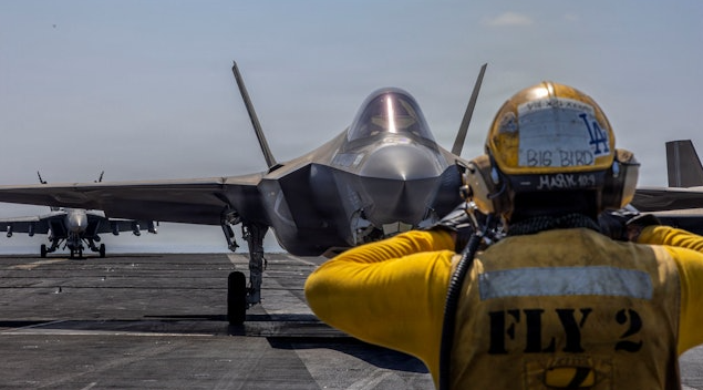 3月2日，一架美国海军陆战队的F-35C战机，准备从美军航空母舰“林肯号”起飞，支援针对伊朗的军事行动。U.S. Navy/Handout via REUTERS