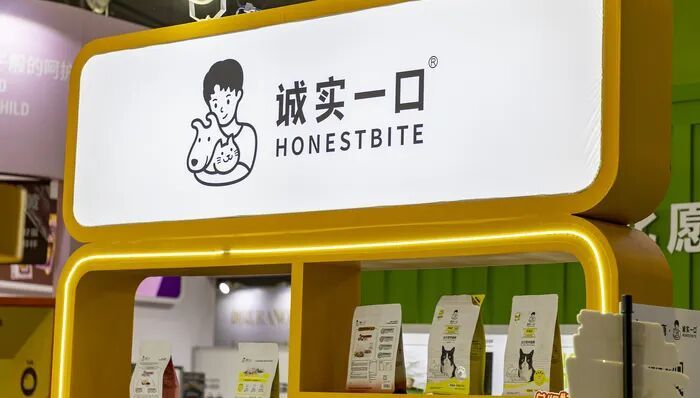 赤诚一口;宠物食物品牌;代言东说念主翻车;接连致歉;拒绝合营