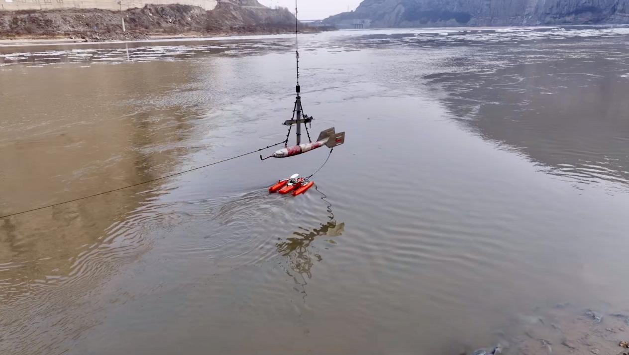 铅鱼(上)配合ADCP(下)进行作业(视频截图)