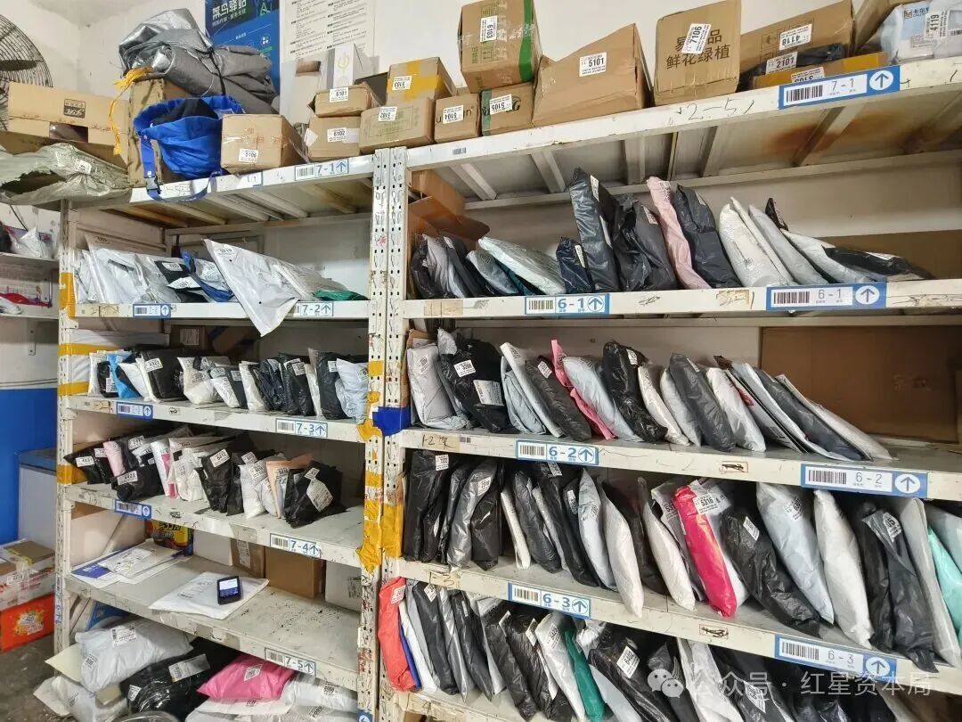 某家快递驿站内部货架