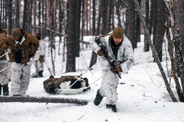 2025年2月14日,美国海军陆战队成员在挪威北部特罗姆斯郡进行寒冷天气训练,为“联合维京”演习做准备。 图源:外媒