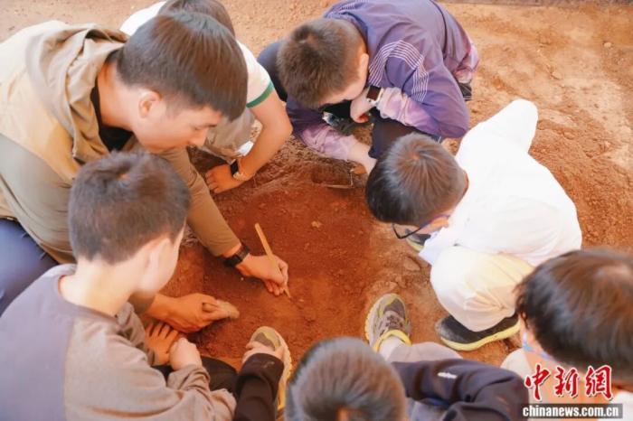 图为张栋梁带领青少年进行殷墟文化研学体验。受访者供图