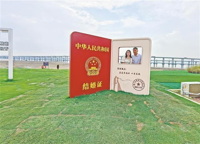 新人在十里长堤打卡网红地标,留下浪漫记忆。