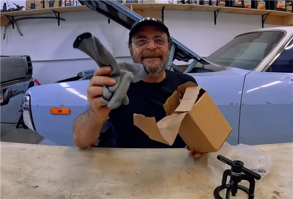 美机械师收到中国赠品后感慨万千：这才是做生意该有的样子