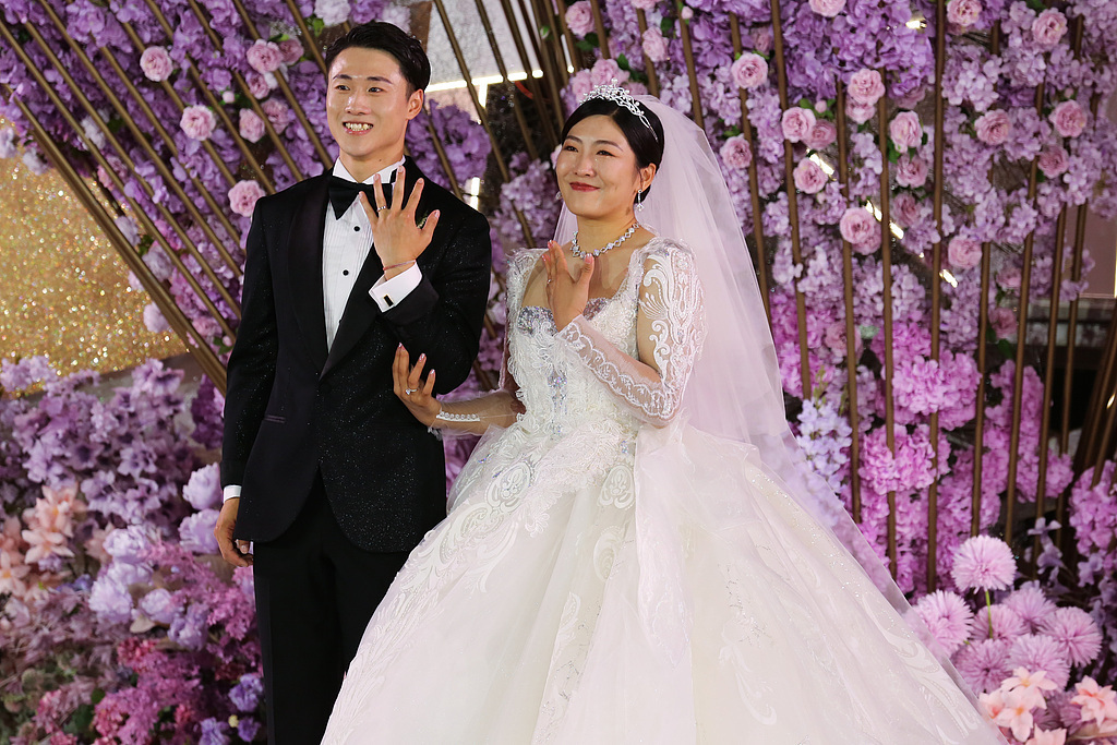 2022年9月30日,徐梦桃与王心迪举行婚礼。视觉中国 图