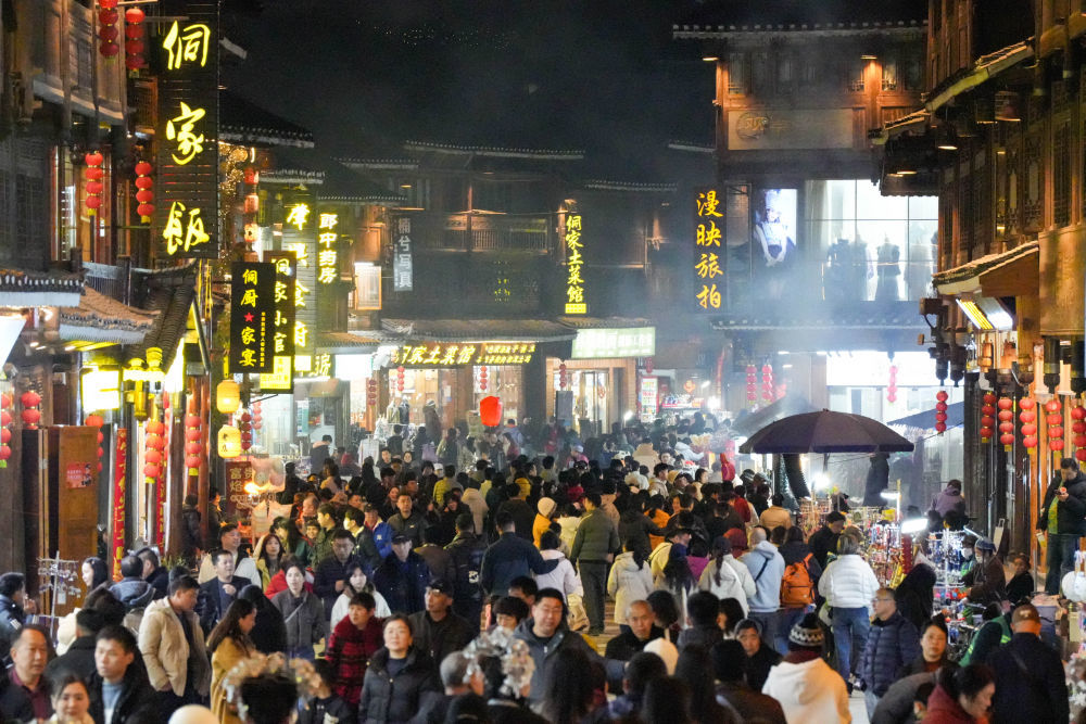 2026年2月19日,游客在贵州省黎平县肇兴侗寨游玩。新华社发(龙建睿摄)
