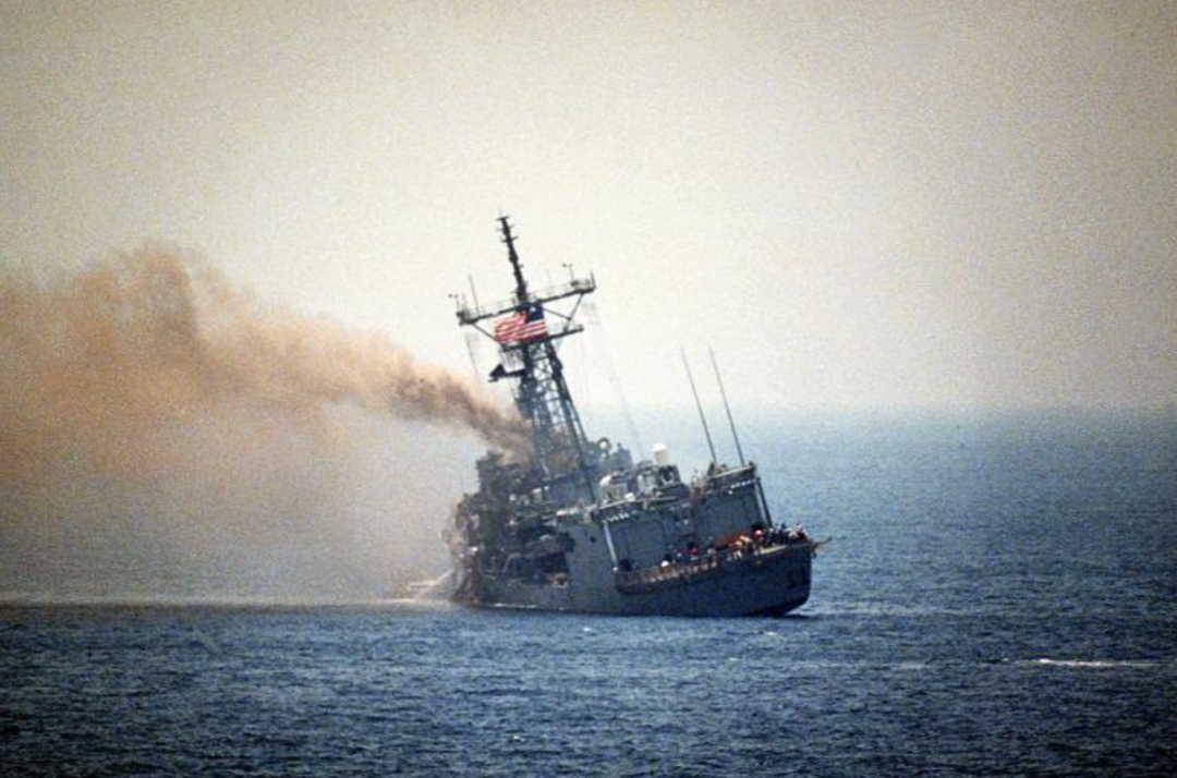 ◆1987年,“油轮战争”中,美军“斯塔克”号护卫舰被伊拉克导弹击中。(图源:资料图片)
