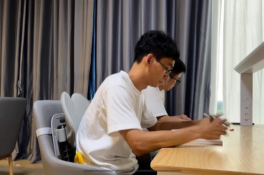 唐尚珺正在学习 / 受访者供图