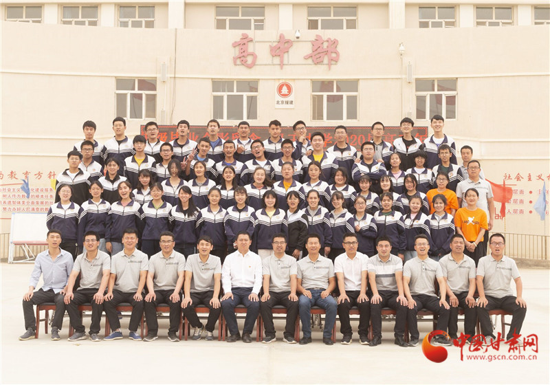 董宏亮和毕业生在一起