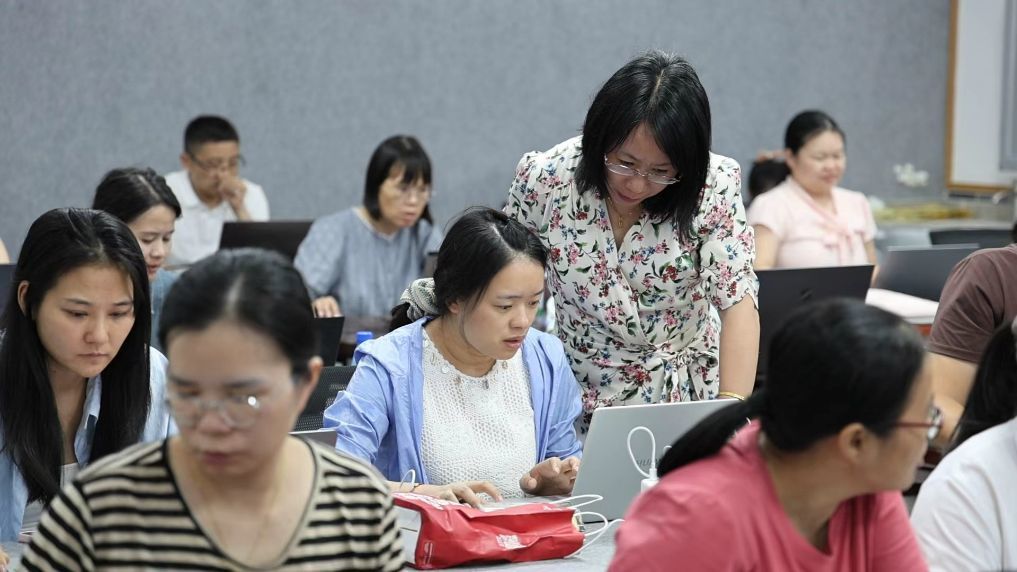 电子商务师培训课堂上，老师在对学员进行指导。新华社记者 黄国保 摄