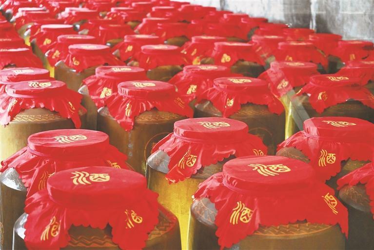 陶坛窖藏股票配资8倍平台，是成就酱酒风味的关键一环。贵州日报天眼新闻记者 吴蔚 摄