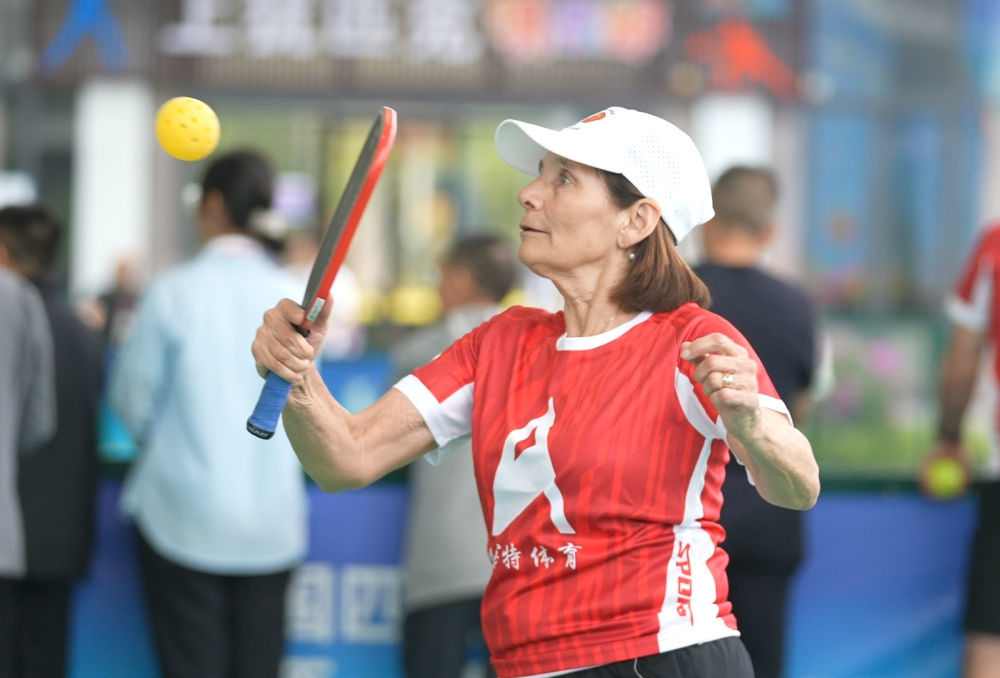 在江西赣州市上犹县的匹克球训练基地，朱迪&middot;霍夫罗斯特在2026年中美民间匹克球联谊赛中与中国选手切磋球技（5月9日摄，手机照片）。新华社记者 胡晨欢 摄