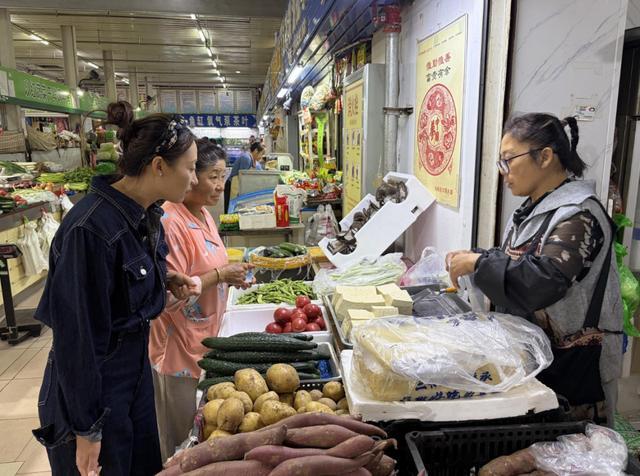 市民在和平市场购买蔬菜