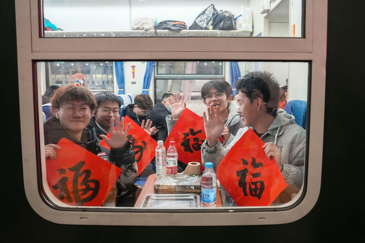 2月2日凌晨，在北京西站，来自九江学院的大一学生缪新鹏（右二）和三位高中同学一起乘坐K4069次列车回江西老家过年。他们目前分别就读于内蒙古科技大学、九江学院和四川农业大学，相约在北京一起游玩后，共同返回老家。新华社记者 鞠焕宗 摄