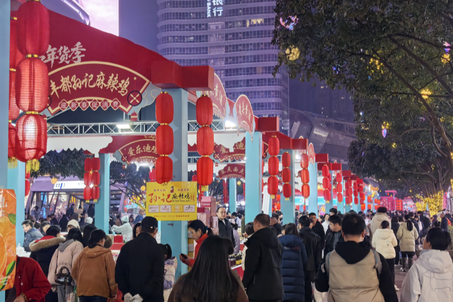 观音桥巴渝“土特产”年货集市现场人头攒动（央广网发 张嘉玥 摄）