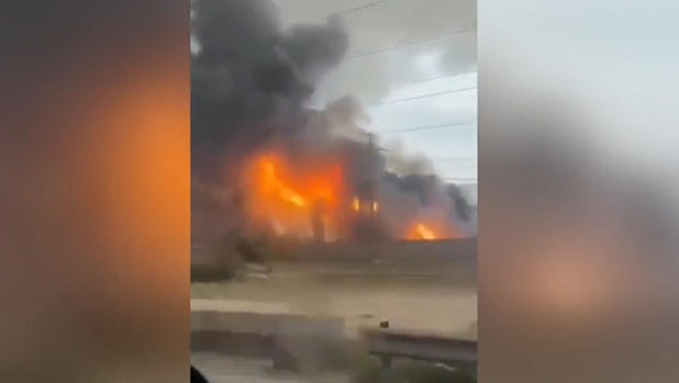 18日,伊朗南帕尔斯天然气田遇袭后起火 视频截图