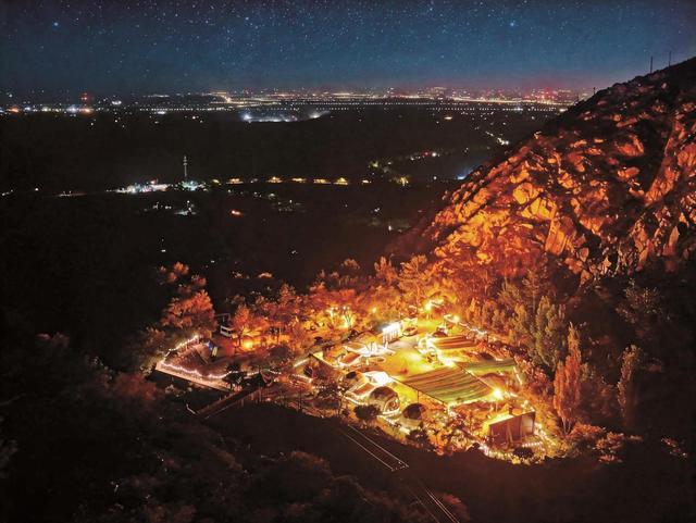 滚钟口山谷间帐篷、天幕错落排布。记者 鲍淑玲 摄