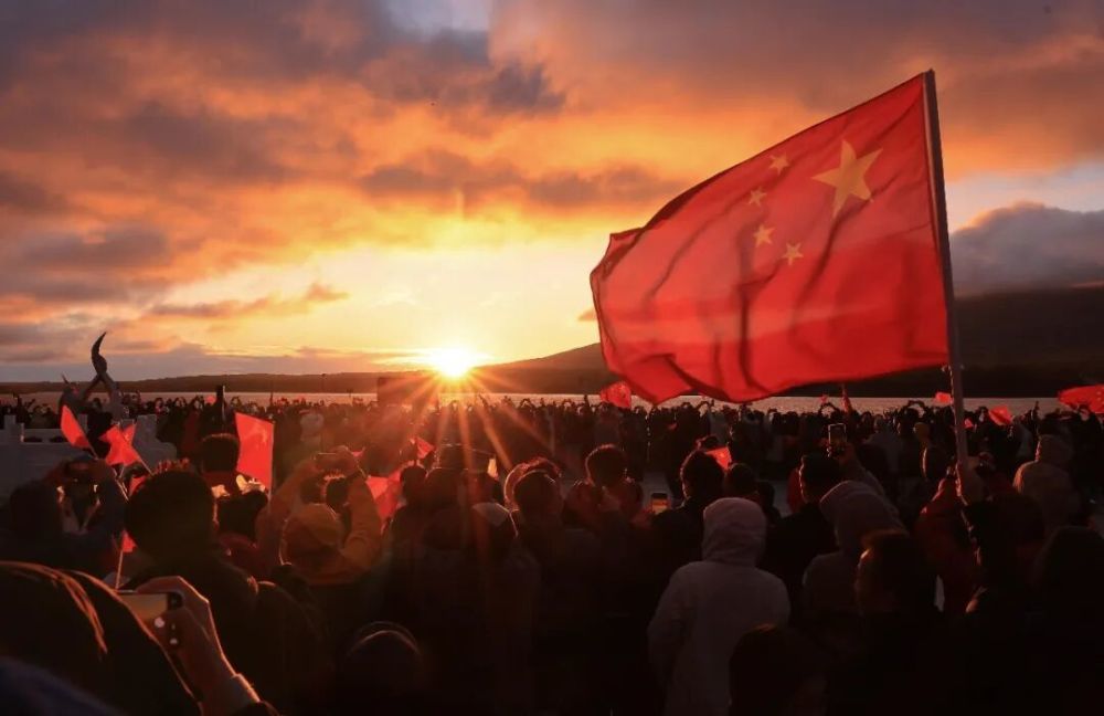 10月1日,人们在我国陆地最东端的黑龙江省抚远市迎接朝阳。新华社发(李拥军 摄)