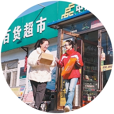 村民从超市取快递。　　黄海鑫摄