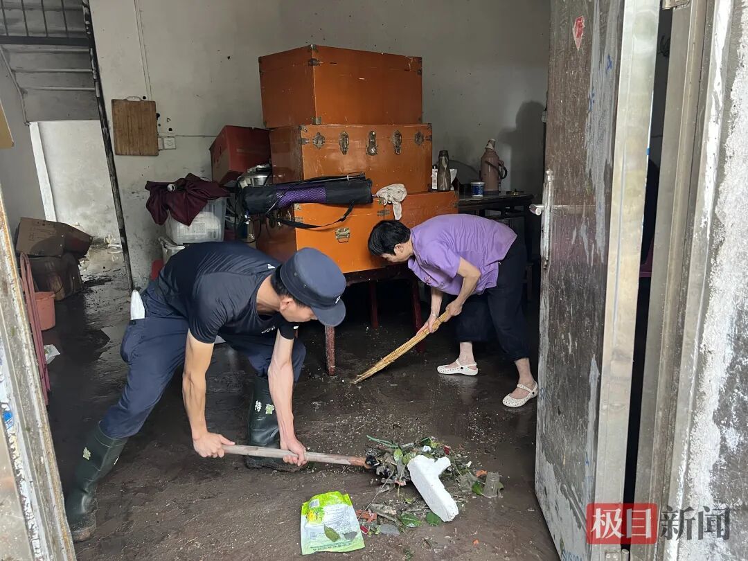 大冶市公安局民辅警帮助行动不便老人清理家中杂物，查找排除安全隐患
