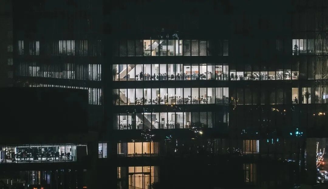 深夜写字楼里加班的人们 图源:视觉中国
