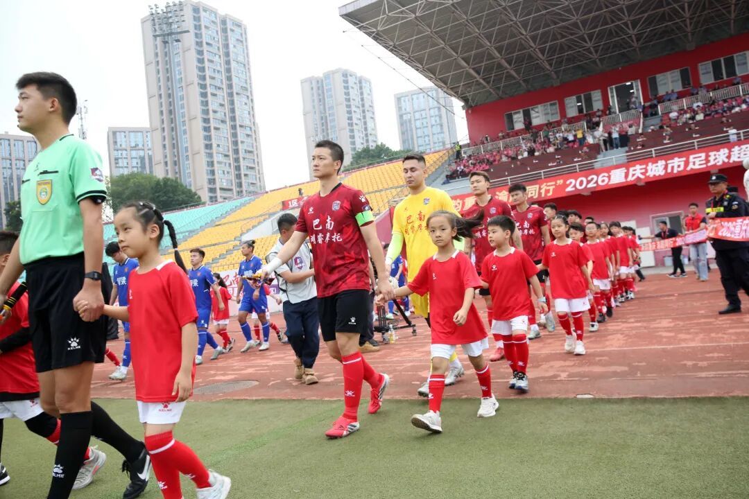 10月17日，2026重庆城市足球超级联赛（渝超）第三轮赛事在华熙LIVE&middot;鱼洞&middot;体育场火热打响。4.JPG