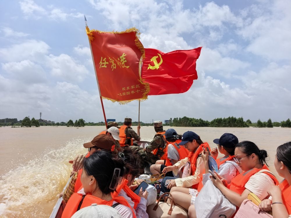 在广西贵港市西江教育园区,南部战区陆军某旅官兵驾驶冲锋舟转运被困师生(2026年7月9日摄)。新华社发(王明城 摄)