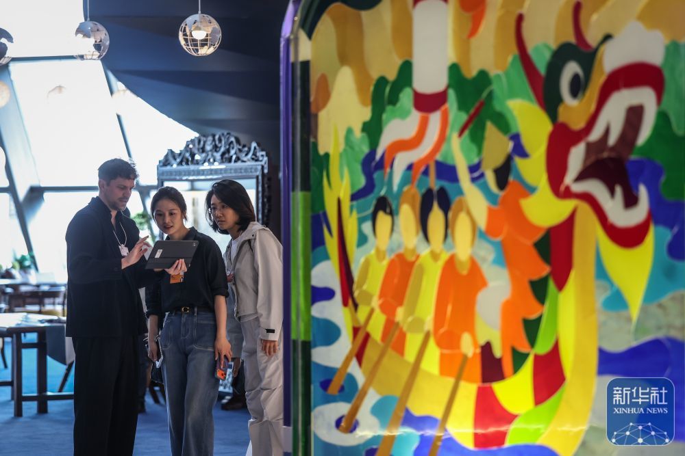 ↑ 6月22日，工作人员在大连国际会议中心进行准备工作。新华社记者 潘昱龙 摄